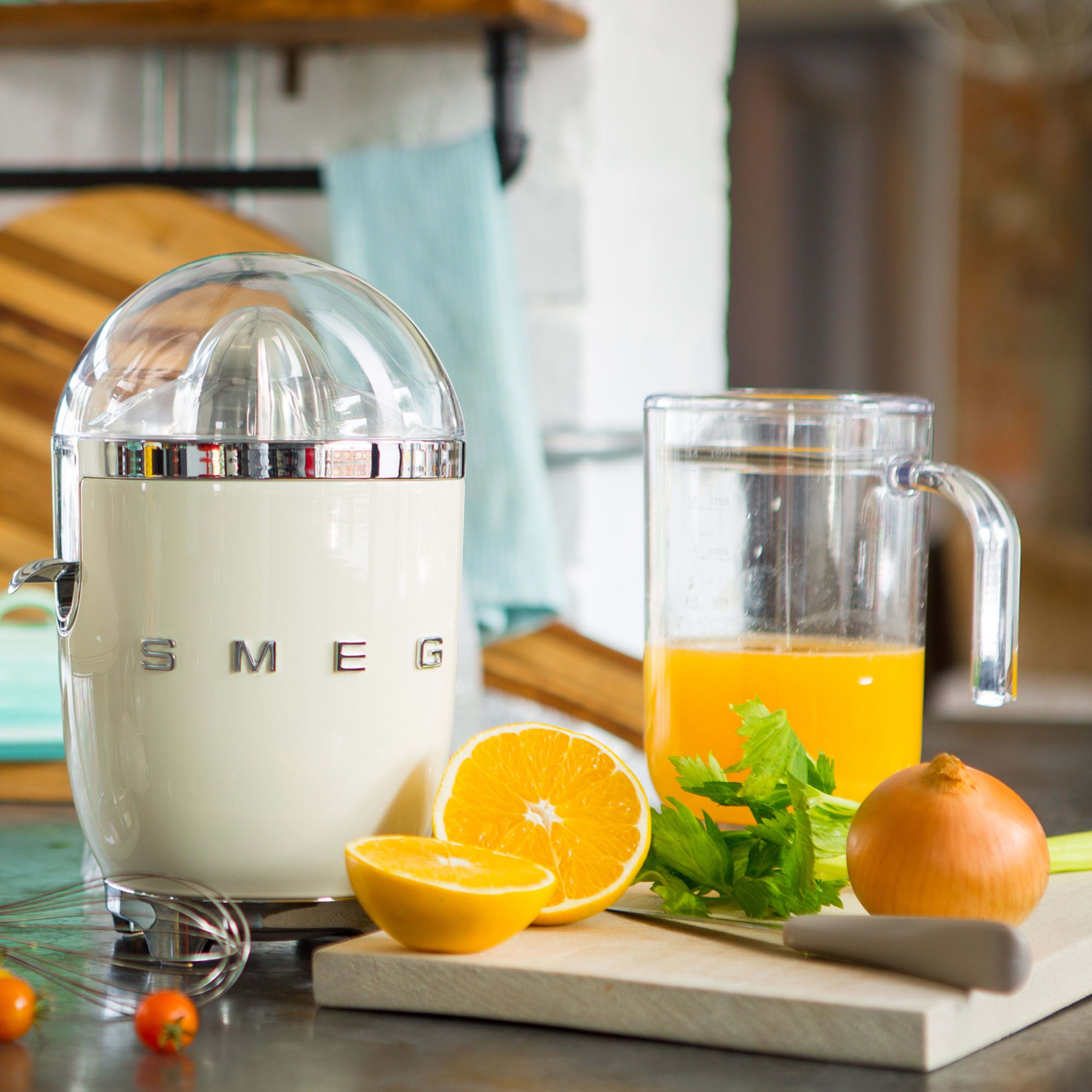 Smeg 50's Style CJF11 Citrus Juicer - product image 12