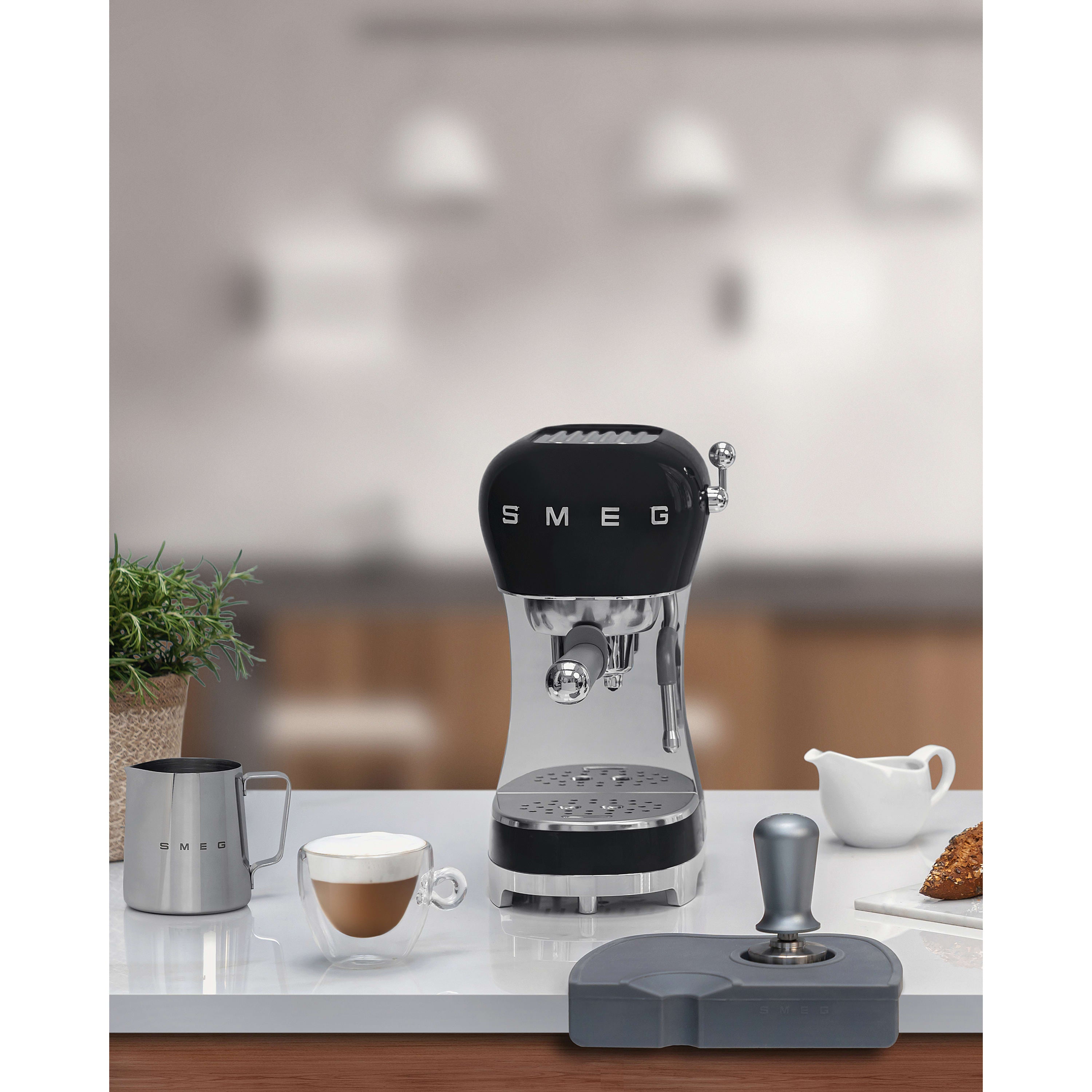 Smeg 50's Style ECF02 Espresso Coffee Machine - product image 9