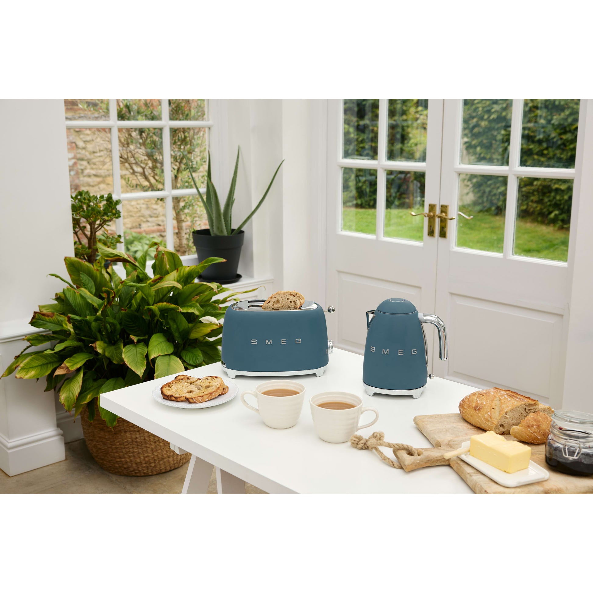 Smeg 50's Style KLF03 Kettle - product image 70