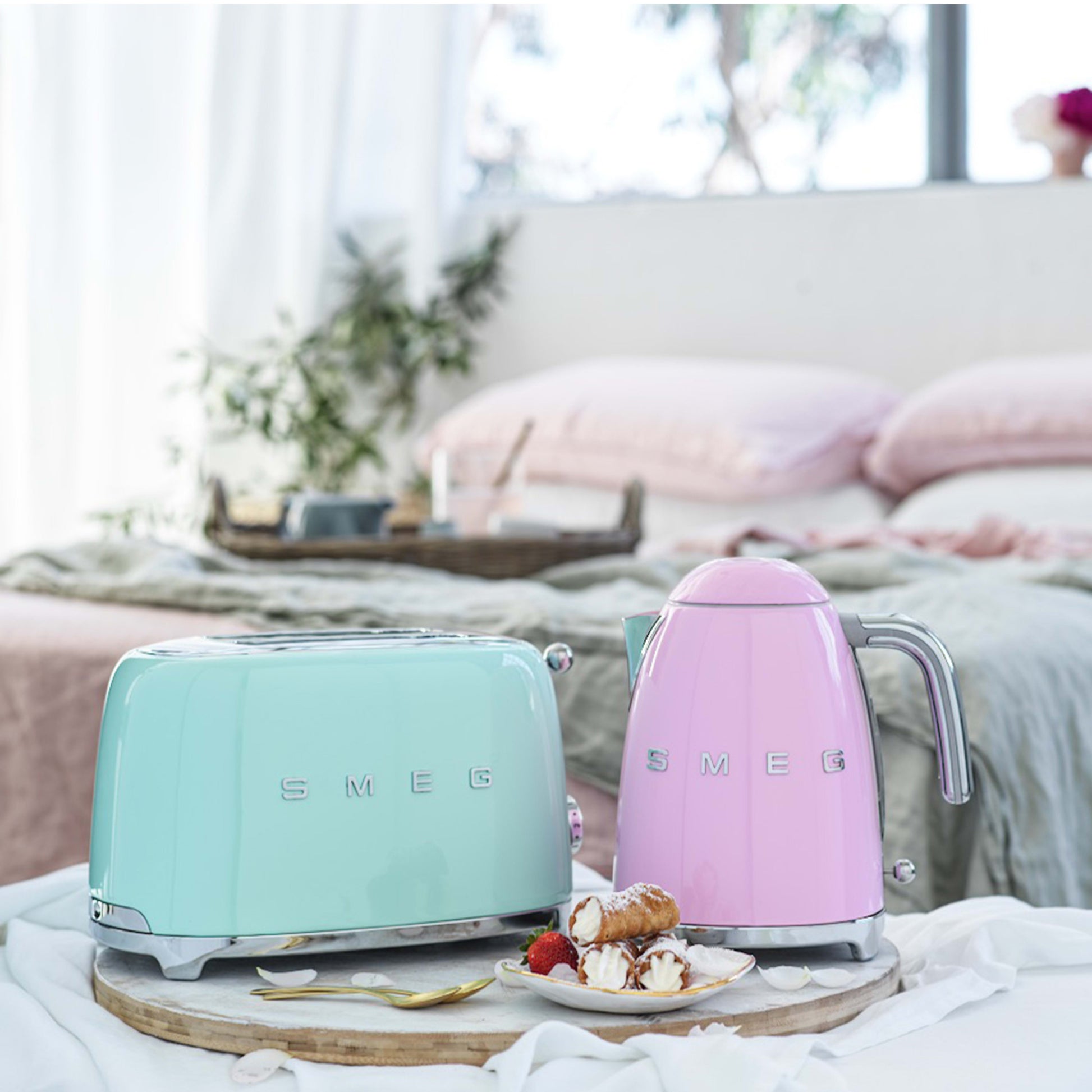 Smeg 50's Style TSF01 2-Slice Toaster - product image 50